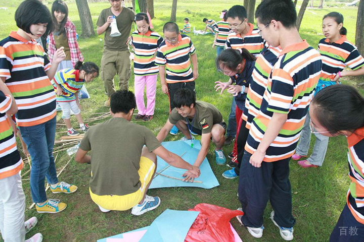 学员在制作风筝