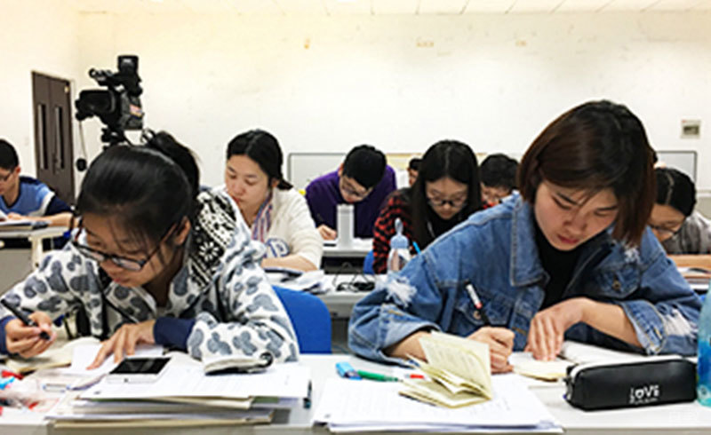 学员们在学习
