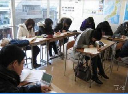 学员在认真学习