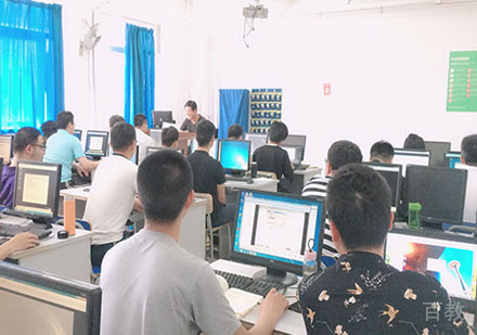 学生上课学习场景