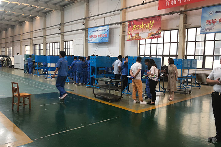 学员在学习维修知识