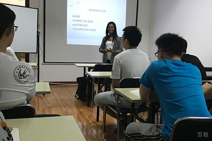 外教老师在教授学员学习英语