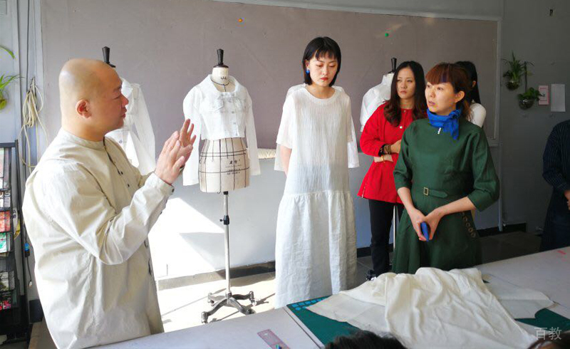 老师在指导学员学习