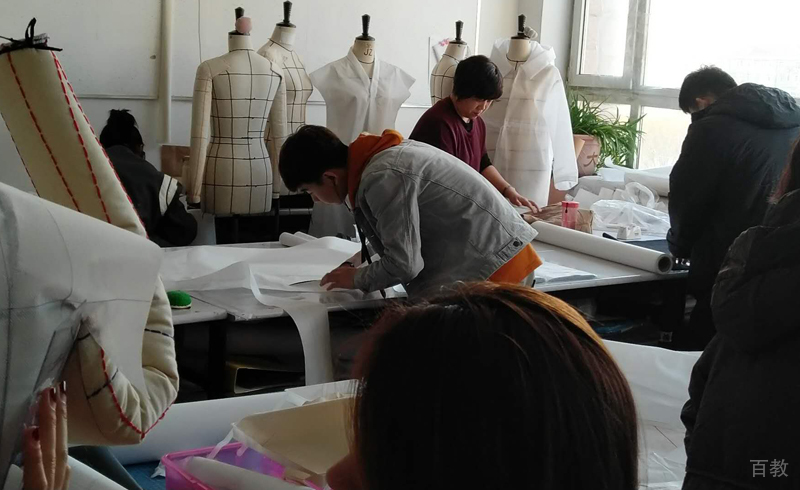 学员们在设计服装
