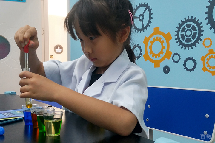 孩子在做实验