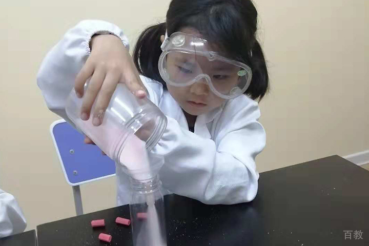孩子在配置实验材料