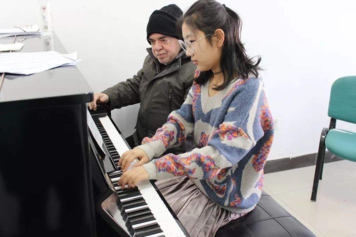 音乐大师在指导学员的弹奏技巧