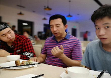 食堂就餐的学生