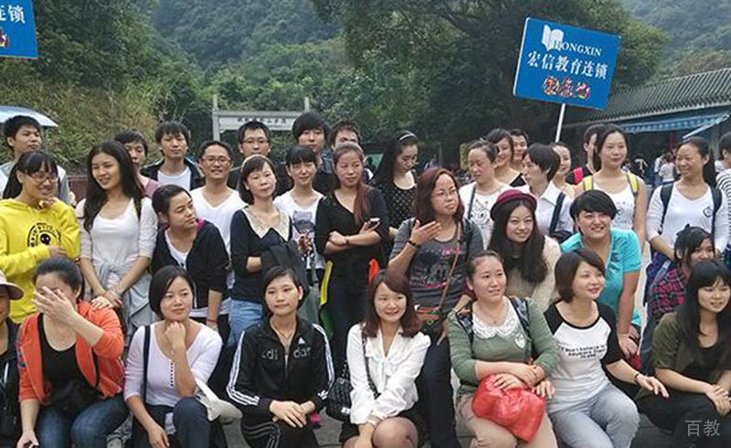 学校组织登山